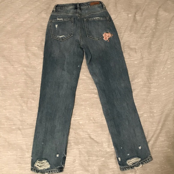 Garage mom jeans w/ embroidered flower detailing - Picture 3 of 4